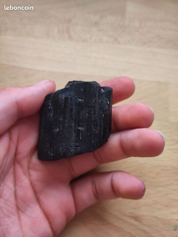 pierre précieuse tourmaline noire